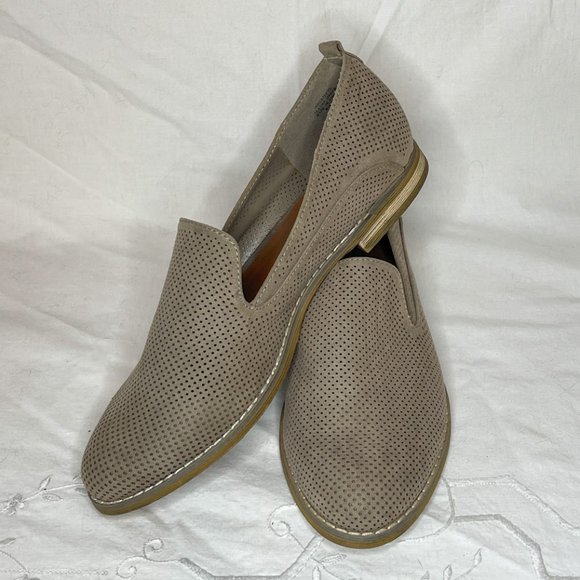 Indigo Rd Tan Suede Perforated Slip On Flats Shoes Women Size 8.5 - Picture 9 of 10